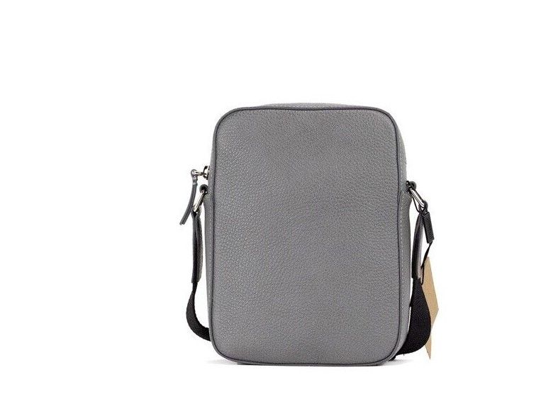 Petit sac à main bandoulière Thornton en cuir grainé gris avec logo en relief