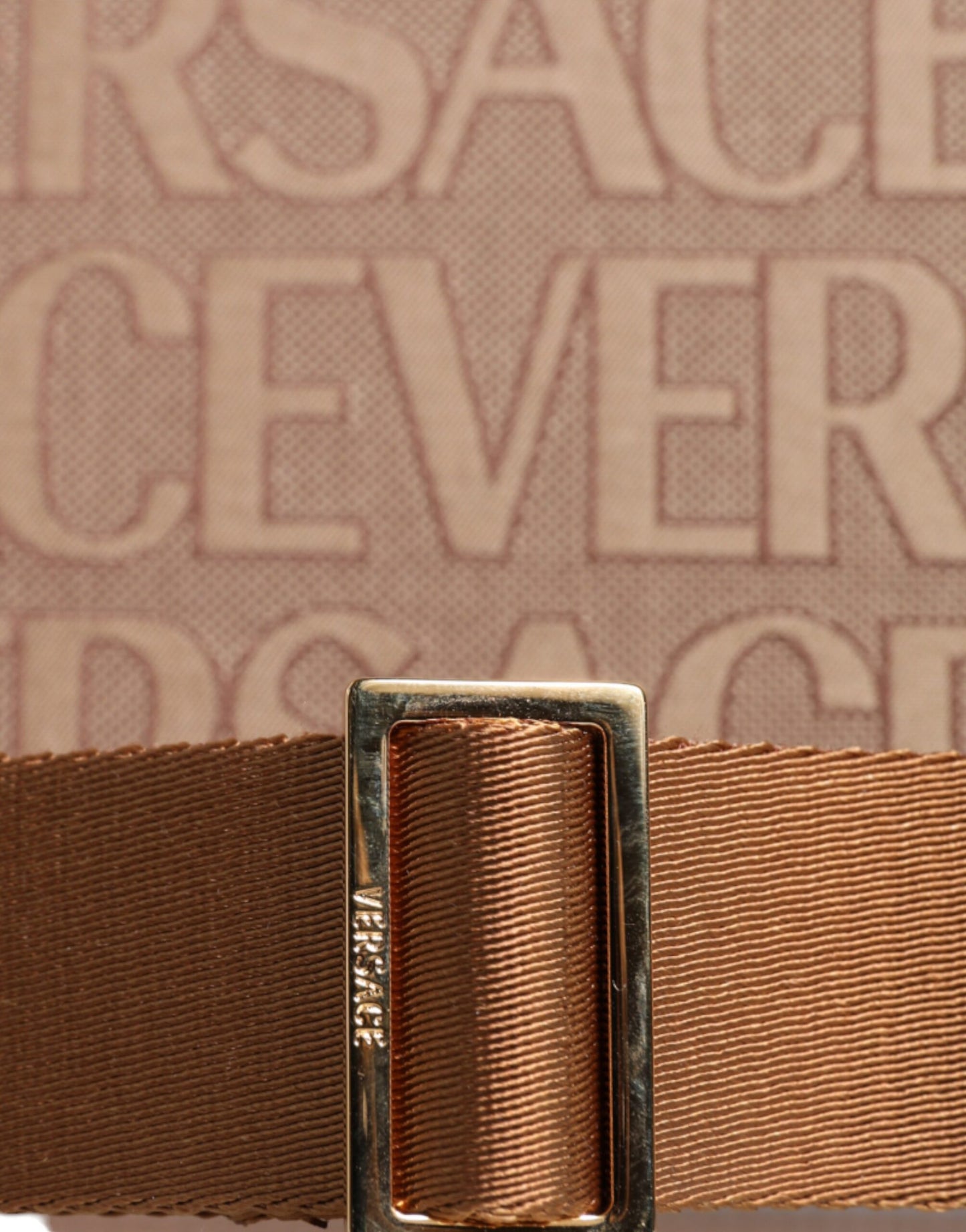 Bolso bandolera marrón con asa superior de piel jacquard y logotipo