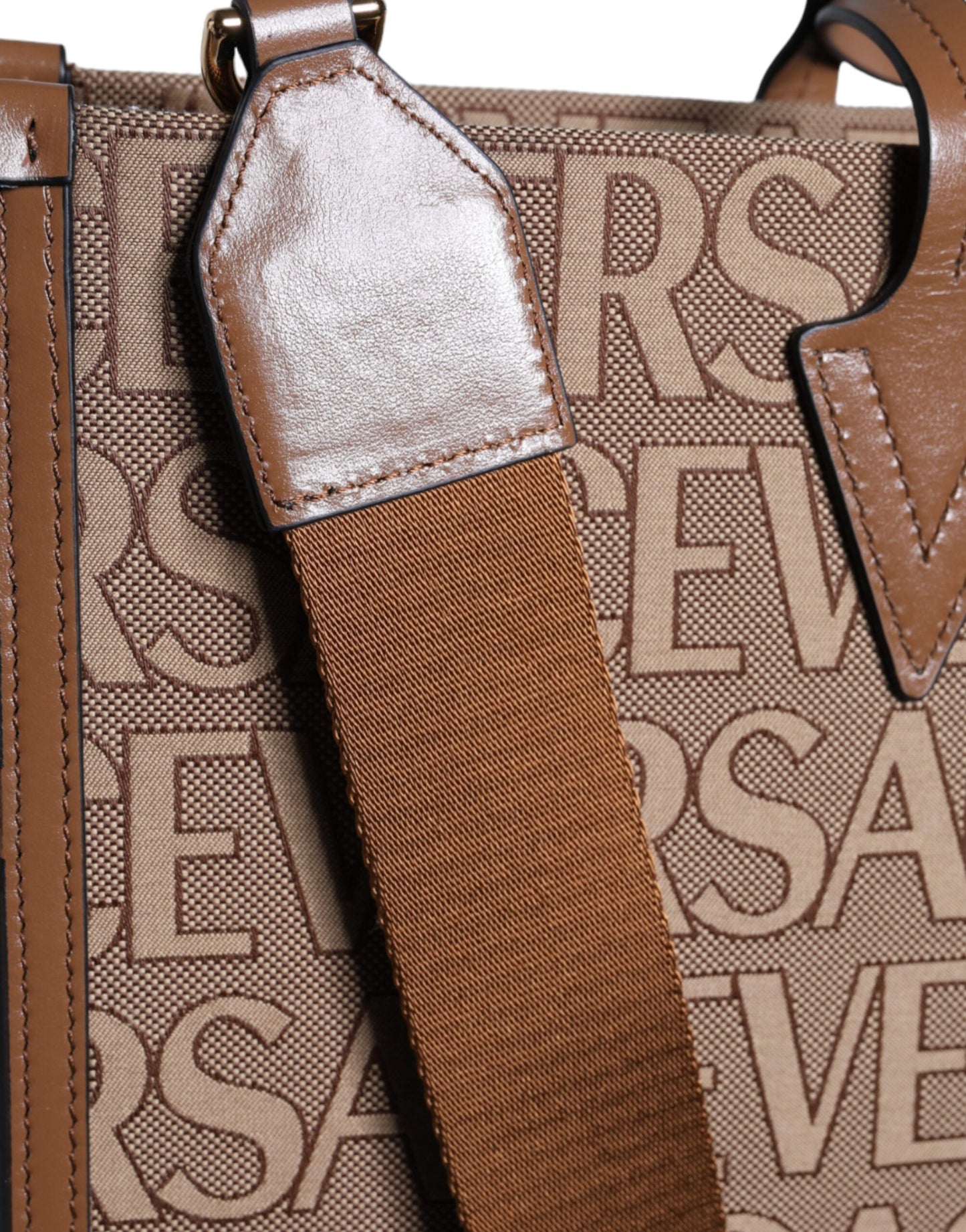 Bolso bandolera marrón con asa superior de piel jacquard y logotipo