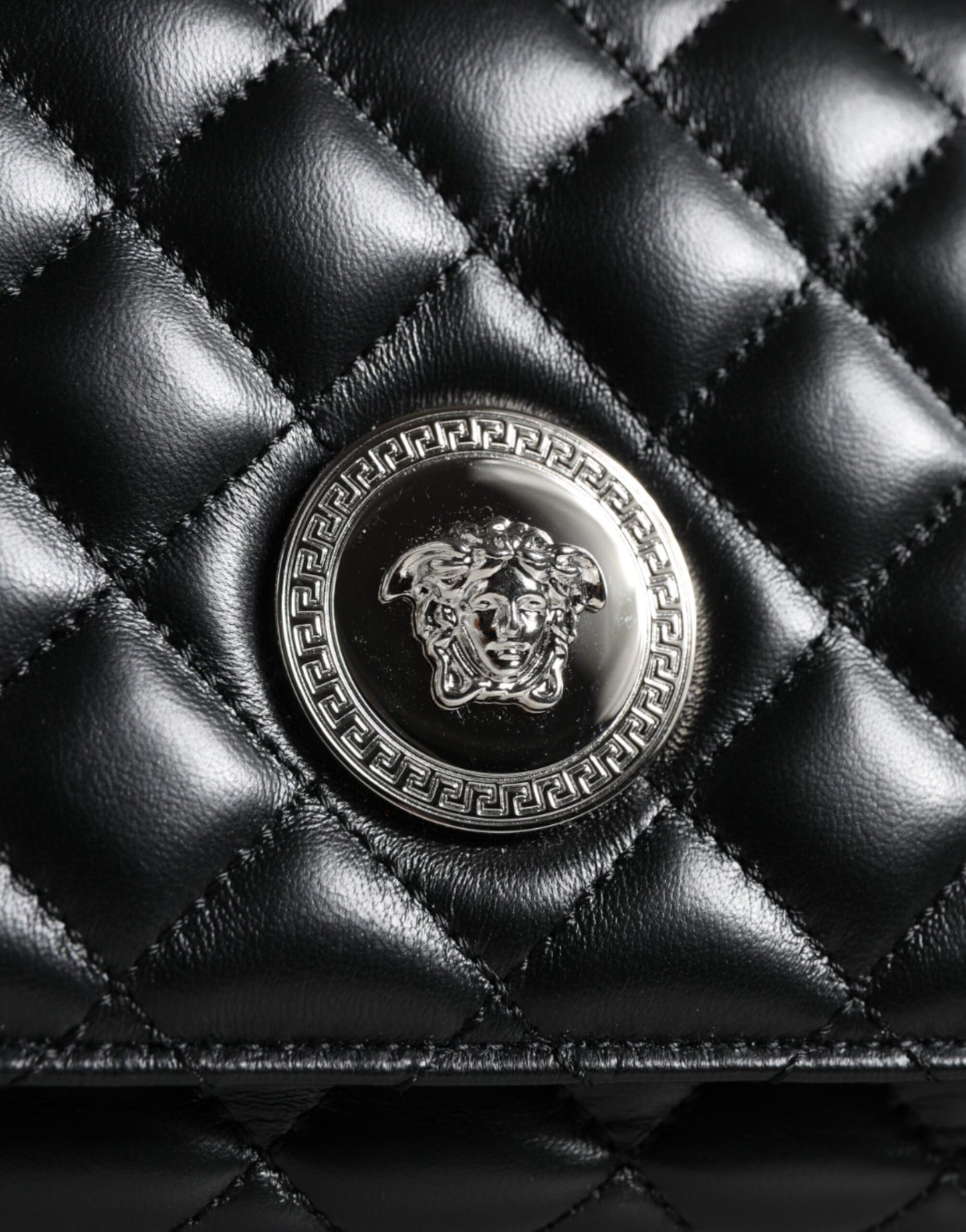 Bolso bandolera de piel de cordero acolchada negra