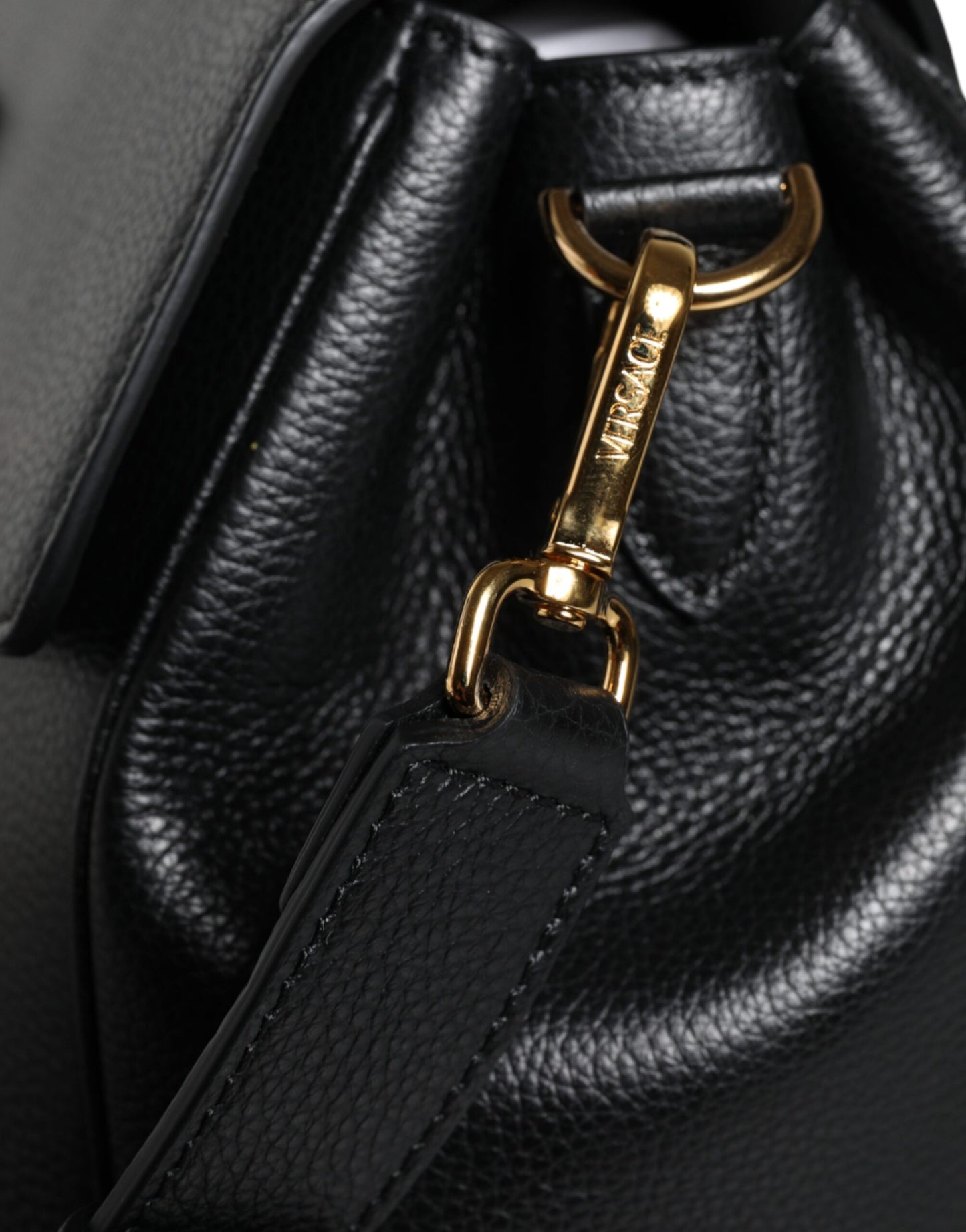 Sac bandoulière en cuir de veau grainé noir avec poignée supérieure
