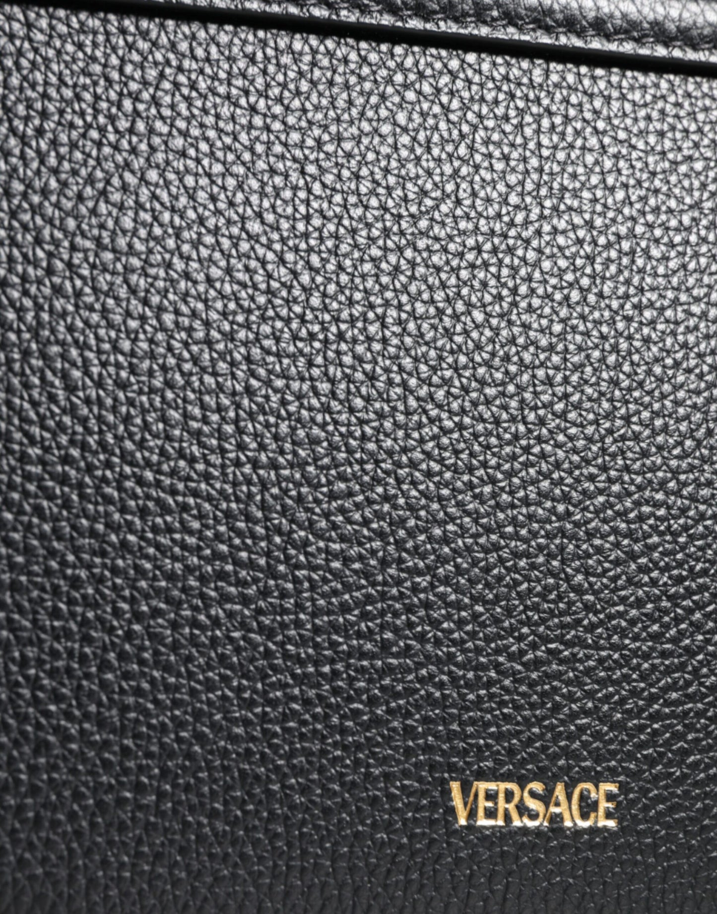 Bolso bandolera de piel de becerro granulada negra con logotipo
