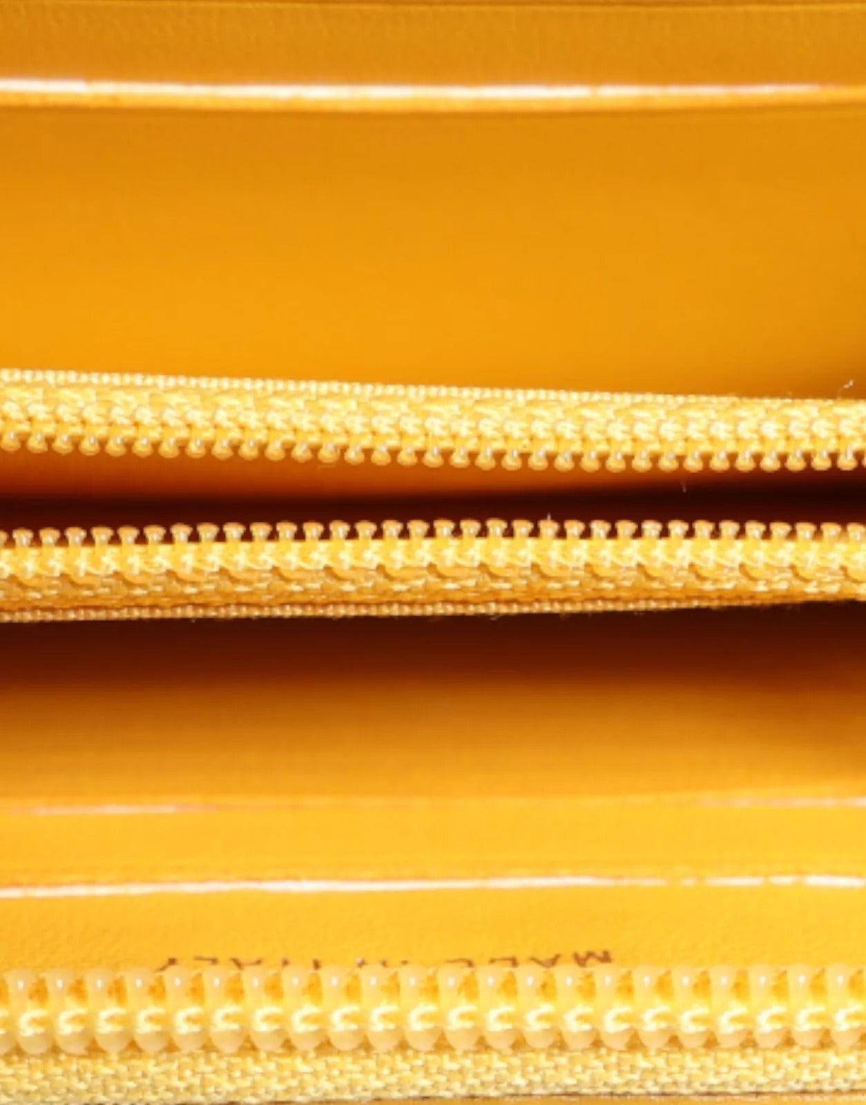 Portefeuille continental zippé en cuir matelassé jaune avec logo CC