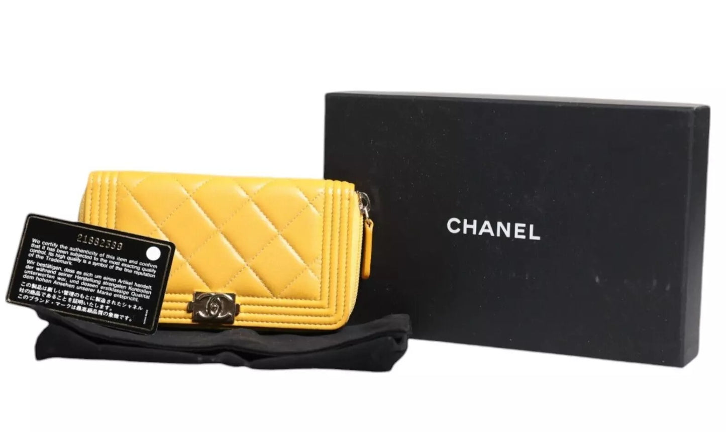 Portefeuille continental zippé en cuir matelassé jaune avec logo CC