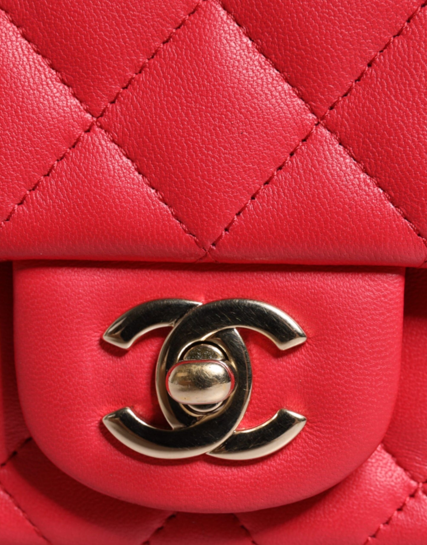 Mini sac à main rose en cuir d'agneau matelassé avec chaîne et épaule