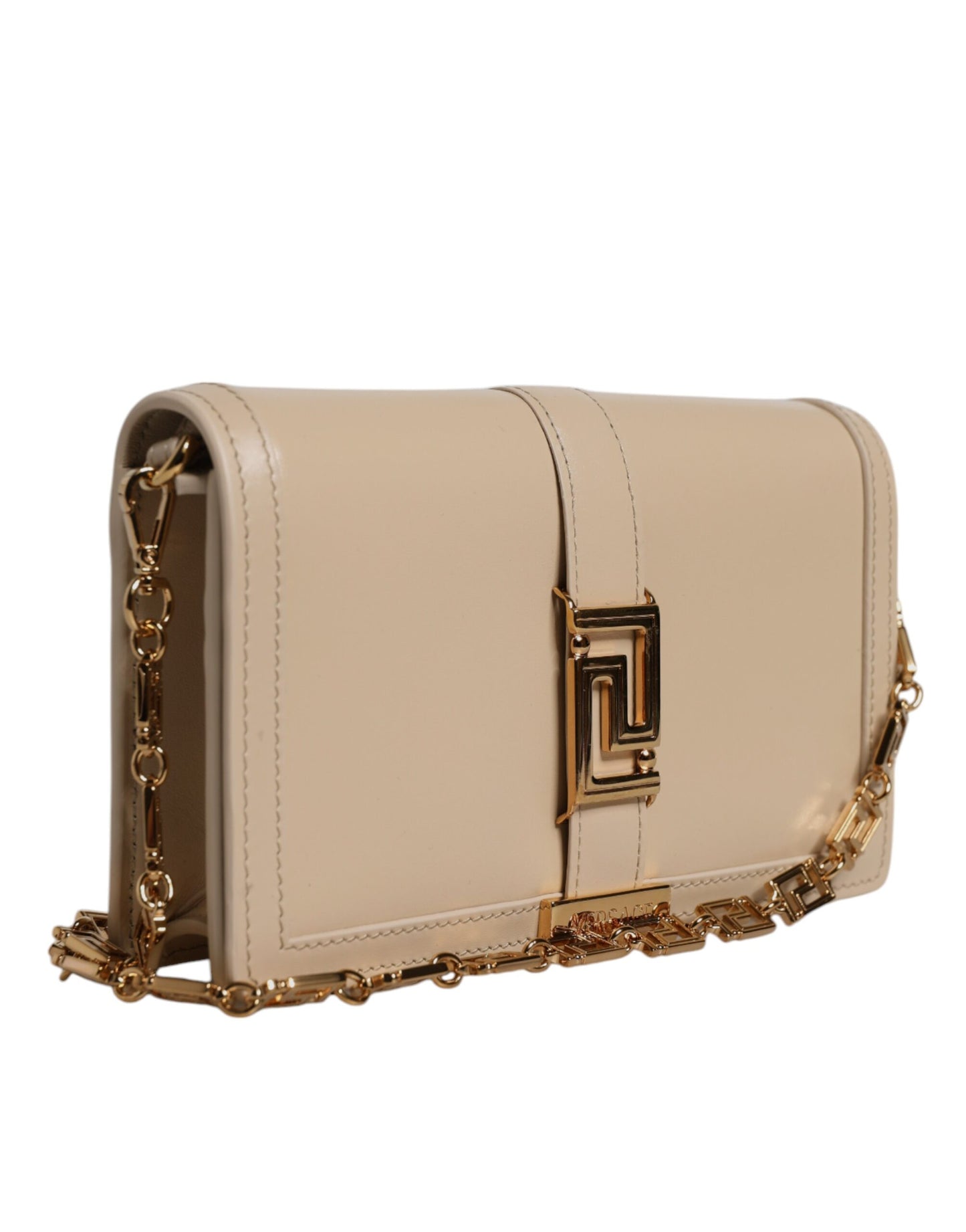 Bolso bandolera tipo cartera de piel de becerro con cadena dorada en beige