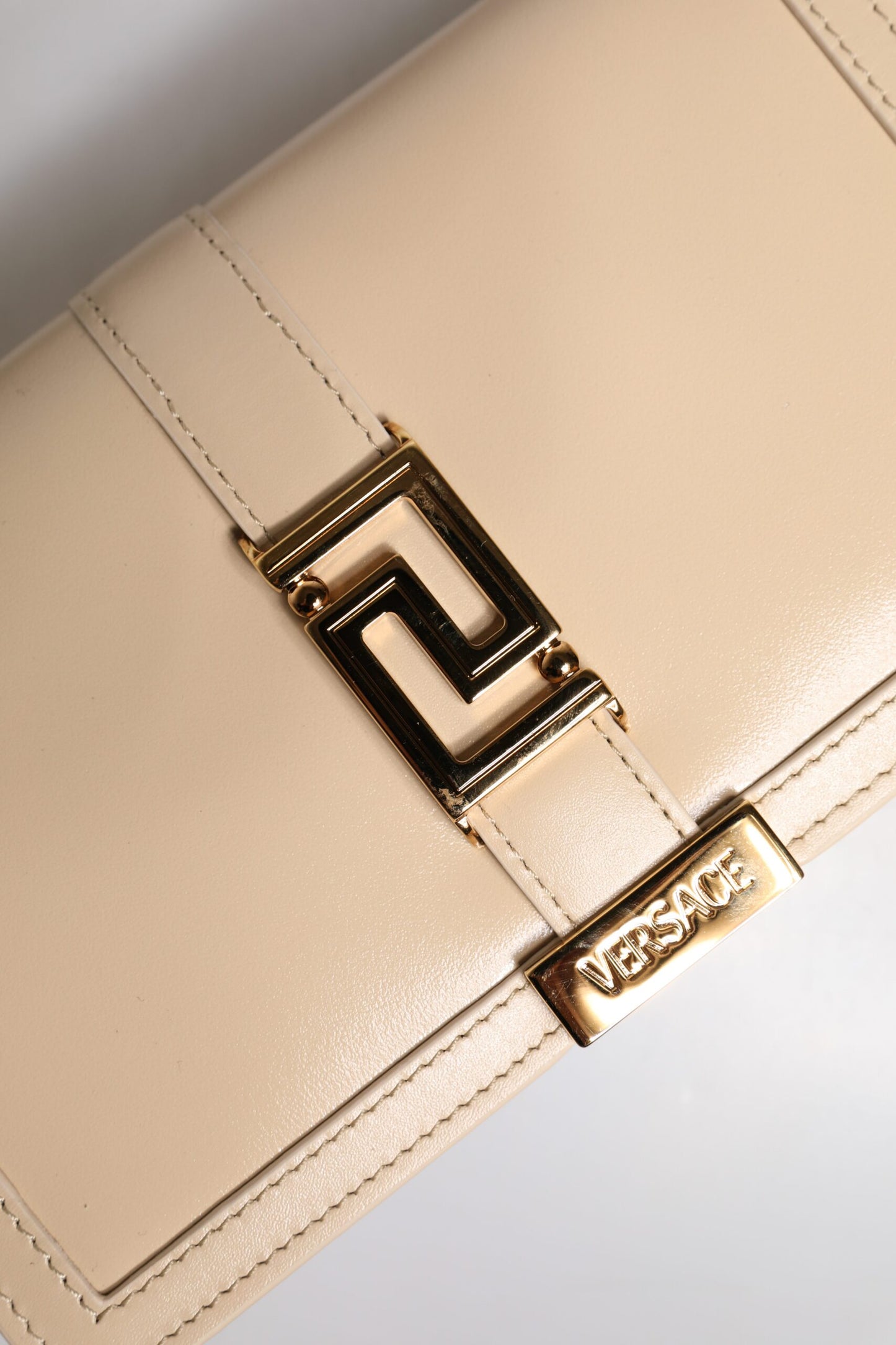 Bolso bandolera tipo cartera de piel de becerro con cadena dorada en beige