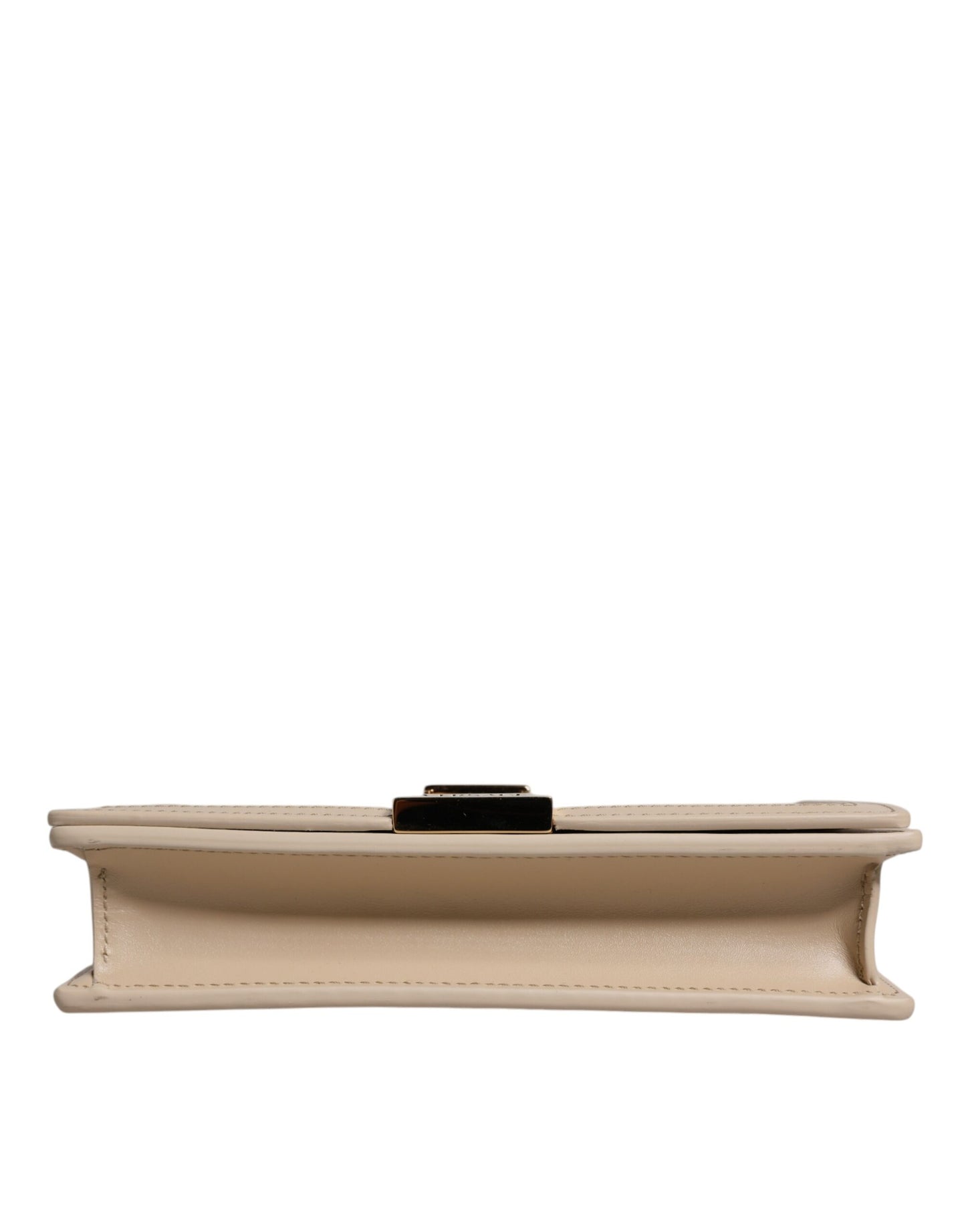 Bolso bandolera tipo cartera de piel de becerro con cadena dorada en beige
