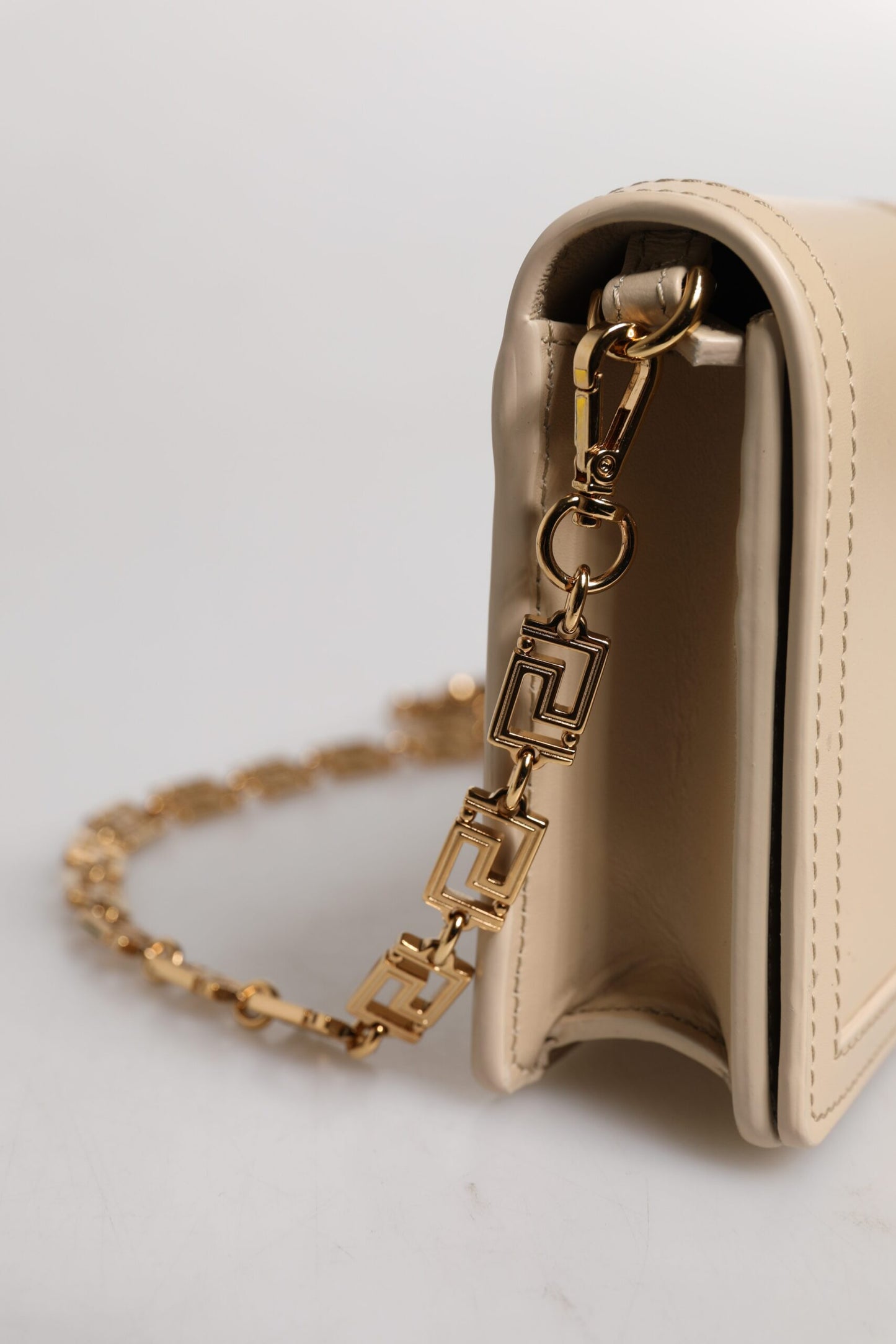 Bolso bandolera tipo cartera de piel de becerro con cadena dorada en beige