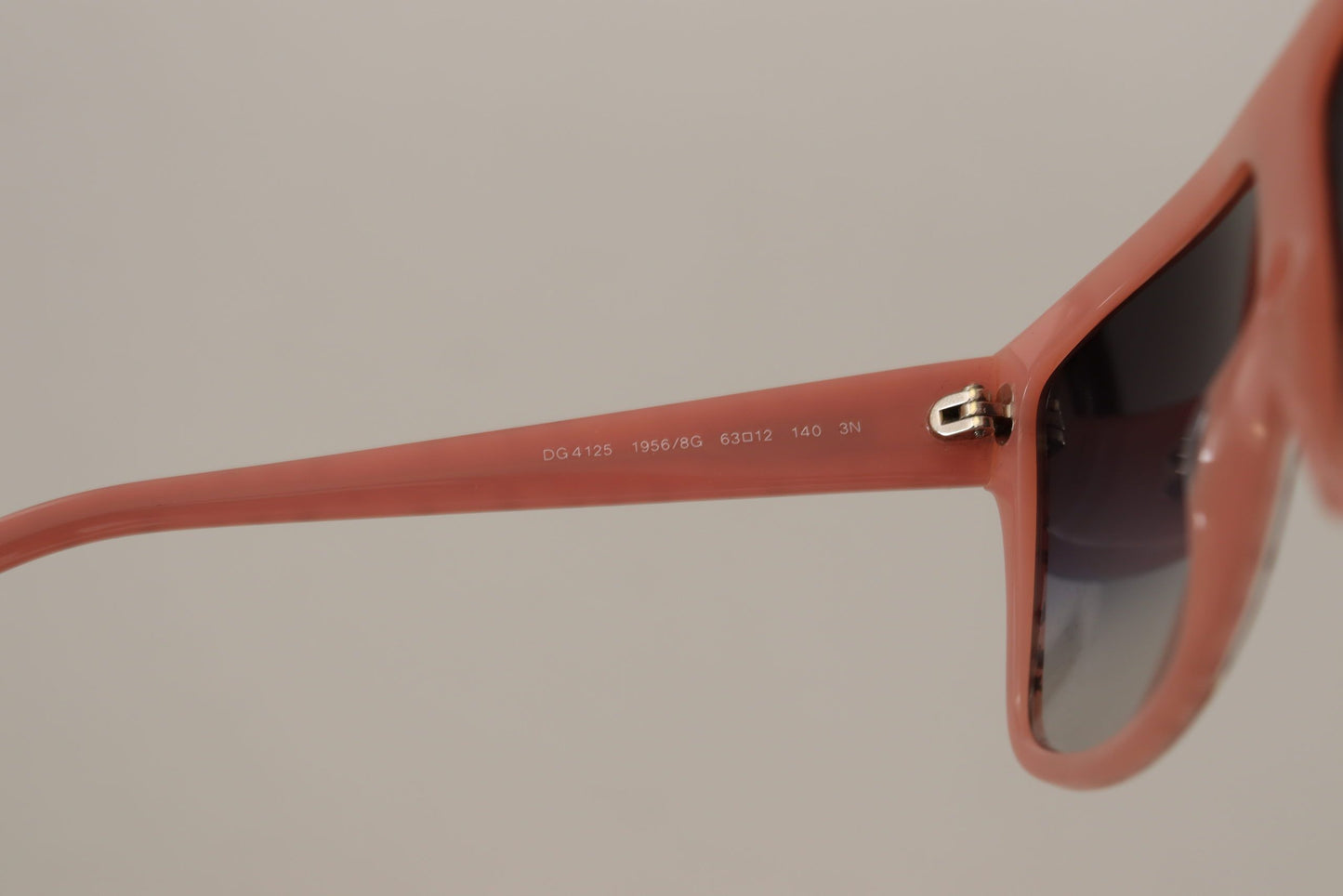 Lunettes de soleil élégantes de style vintage ornées d'étoiles