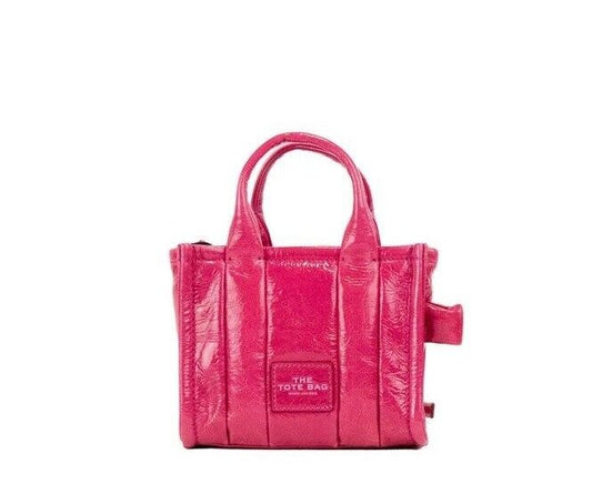 Sac à main en cuir magenta à bandoulière et micro-fourre-tout froissé brillant