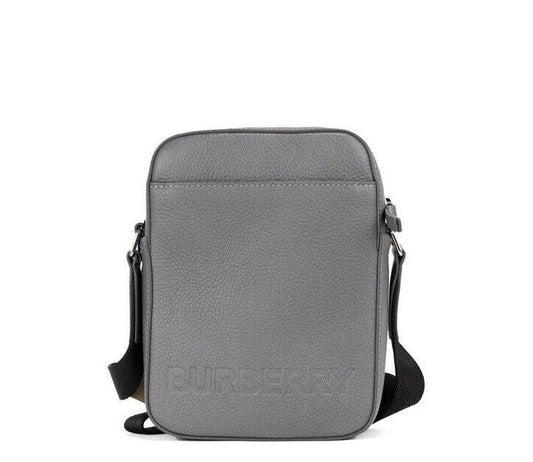 Petit sac à main bandoulière Thornton en cuir grainé gris avec logo en relief