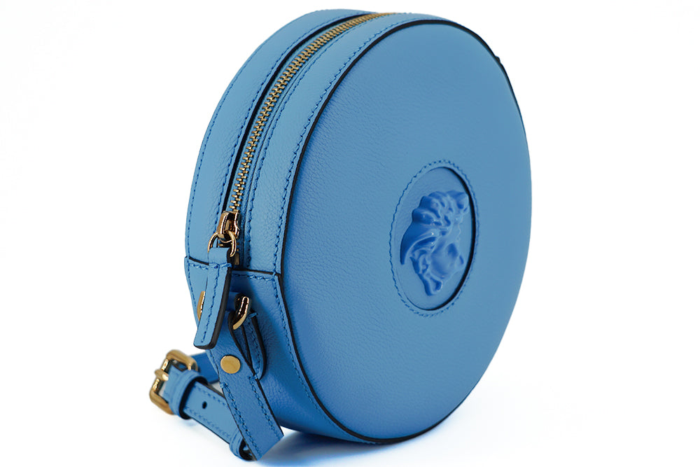 Elegante bolso de hombro redondo de cuero azul