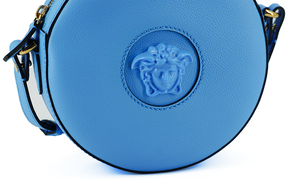Elegante bolso de hombro redondo de cuero azul