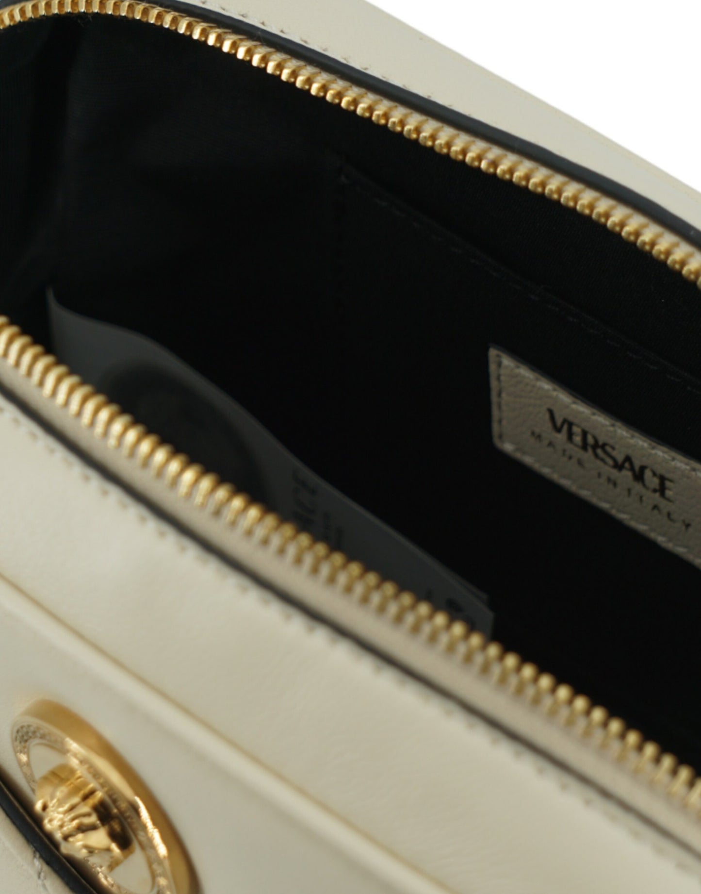 Elegante bolso para cámara de piel de cordero blanca