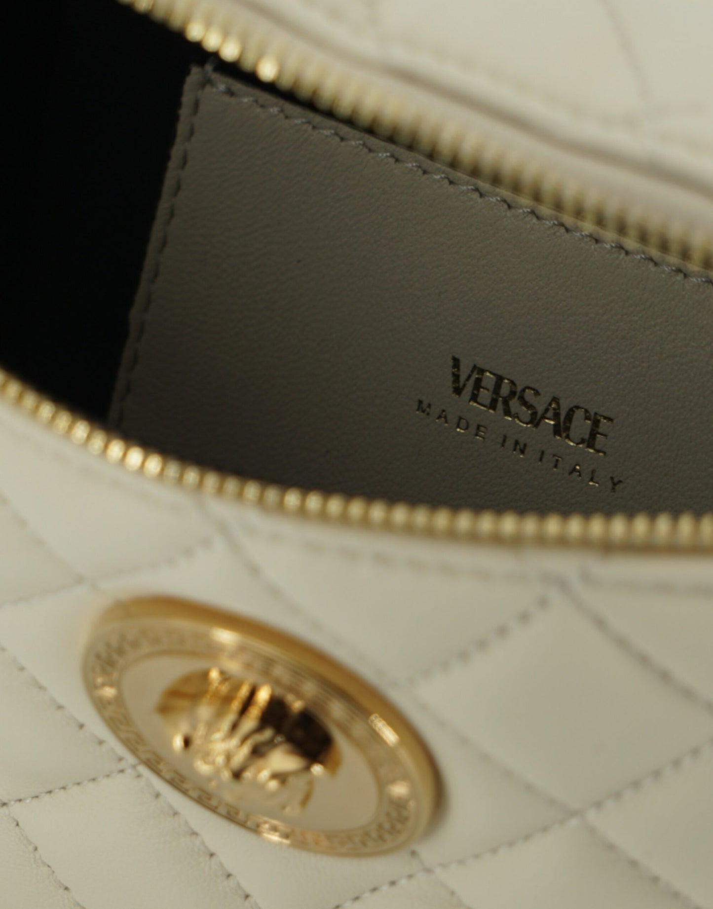Elegante bolso de cinturón de piel de cordero blanca