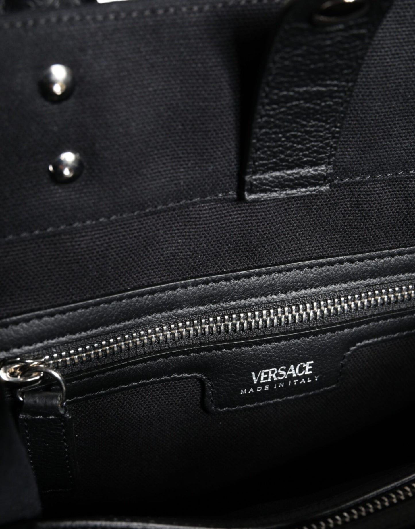 Bolso bandolera de lona negra con asa superior, de cuero y logotipo