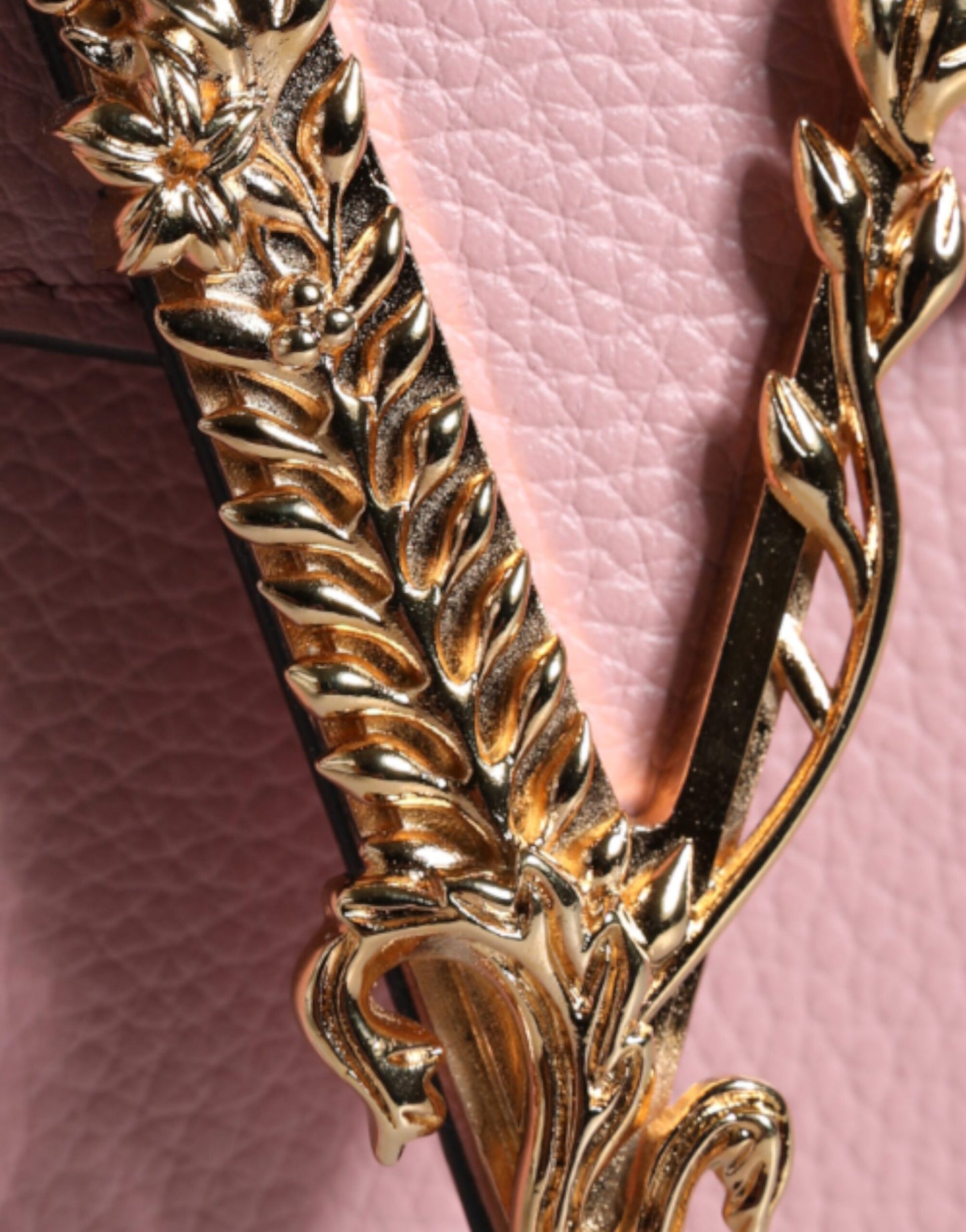 Sac à bandoulière en cuir de veau grainé rose avec logo