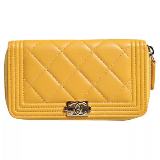 Portefeuille continental zippé en cuir matelassé jaune avec logo CC