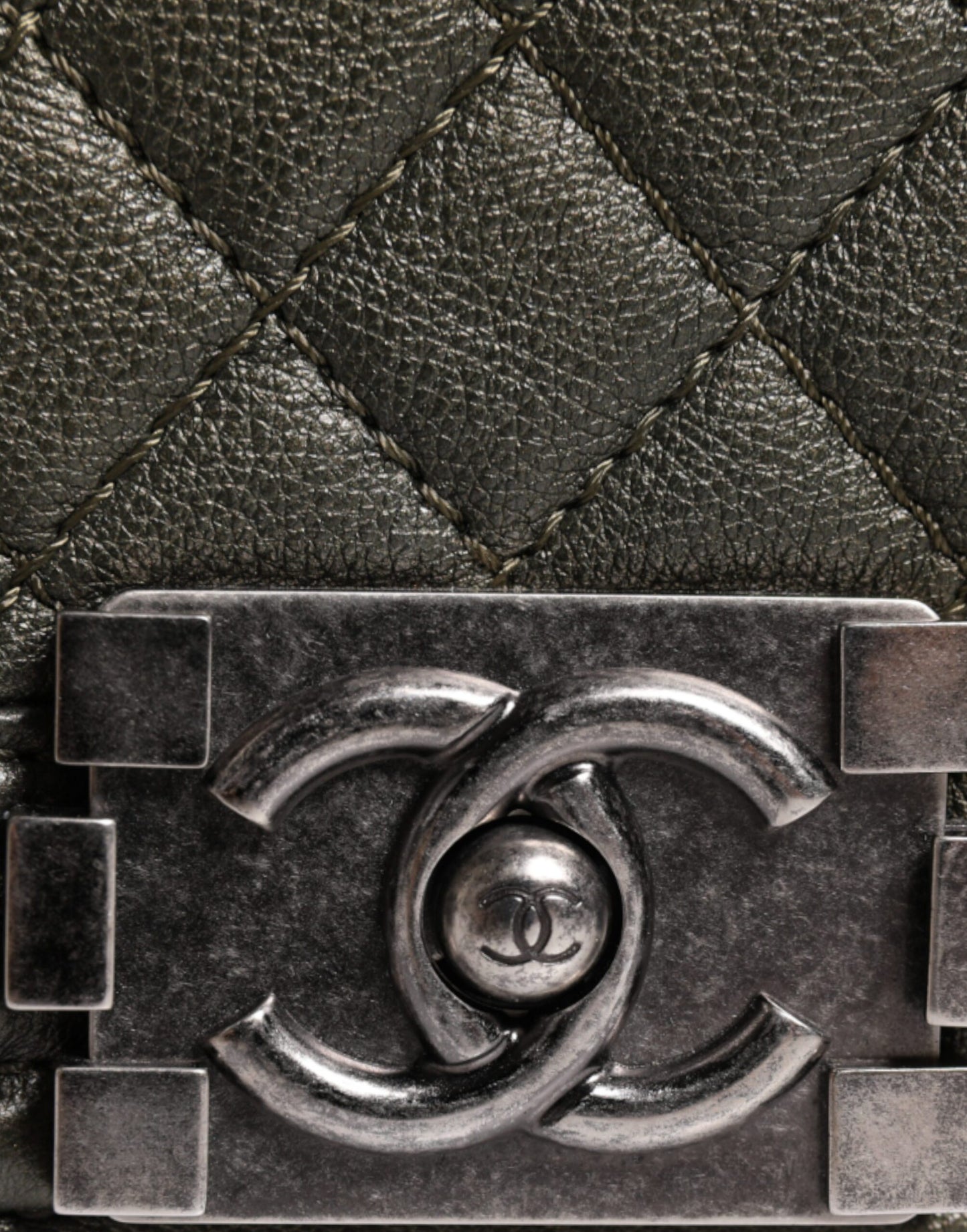 Sac à bandoulière en cuir vert foncé et sac à main en métal gris