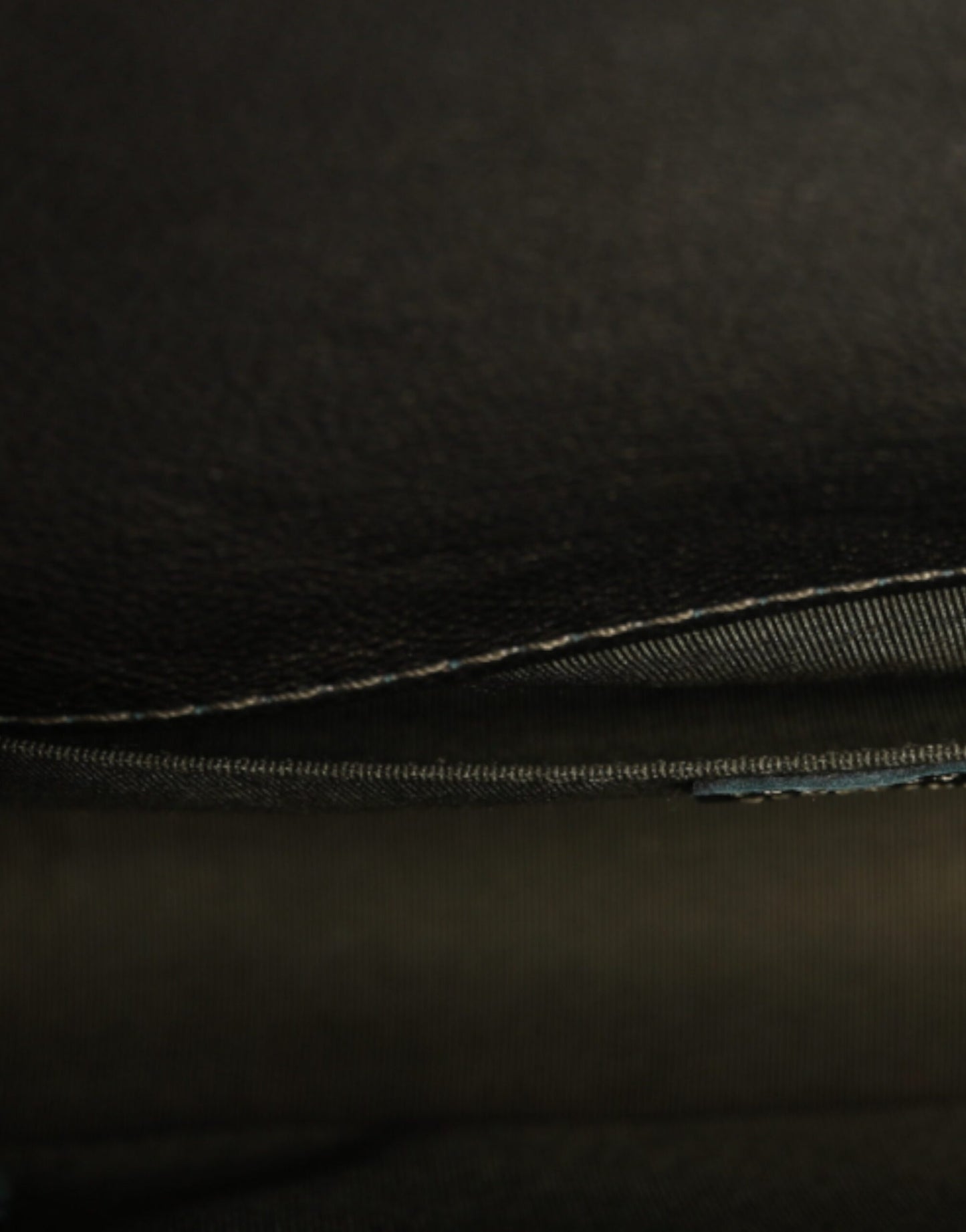 Sac à bandoulière en cuir vert foncé et sac à main en métal gris