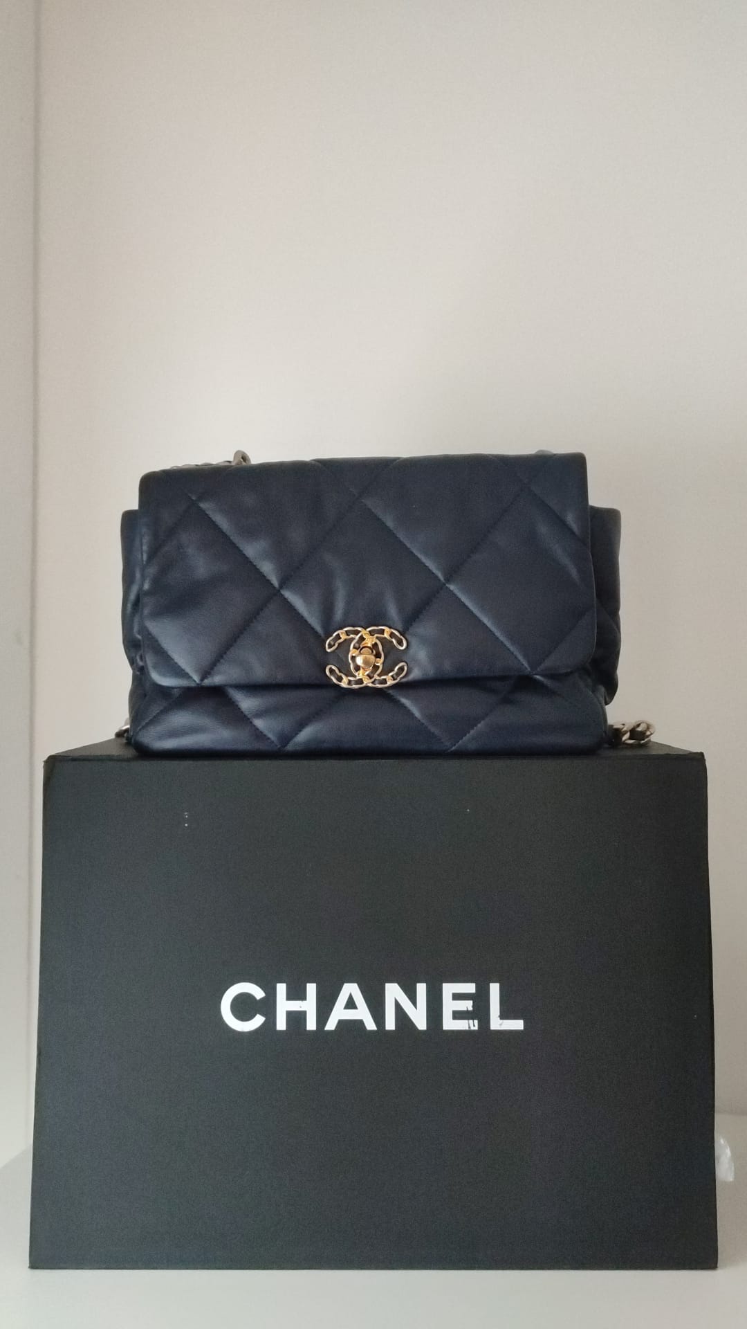 Grand sac à bandoulière en cuir bleu matelassé avec chaîne