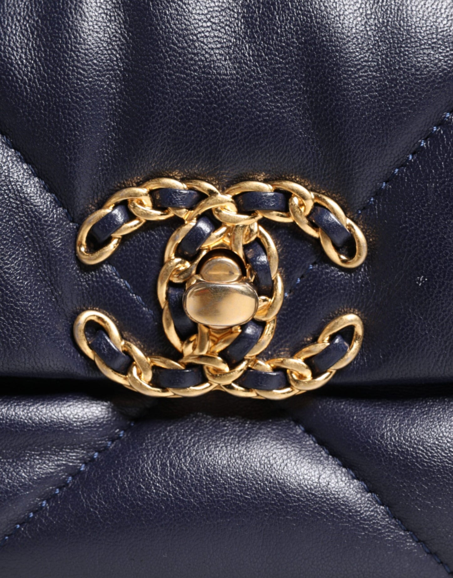 Grand sac à bandoulière en cuir bleu matelassé avec chaîne