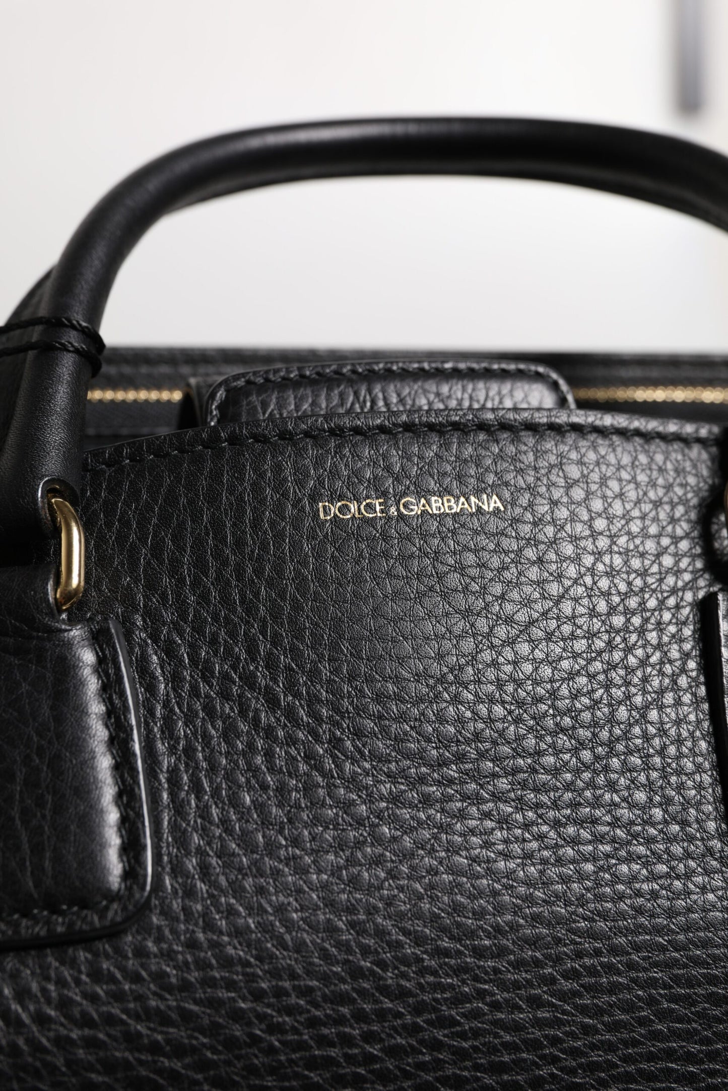 Sac à main à bandoulière en cuir de veau noir avec plaque logo