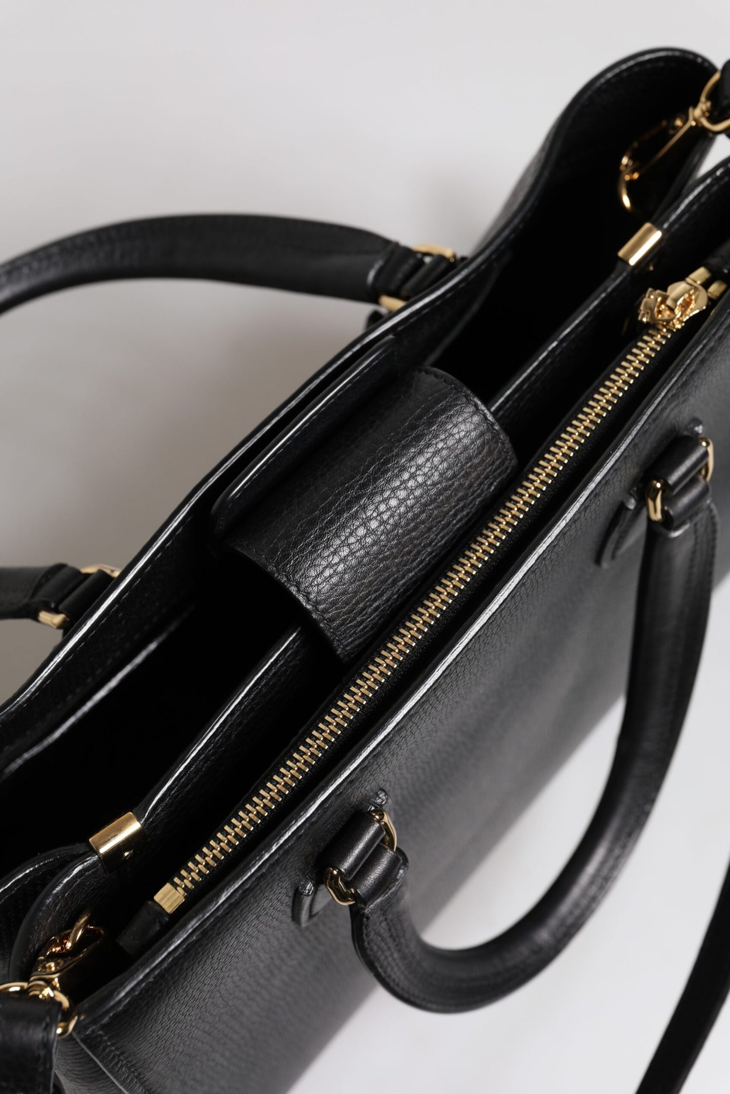 Sac à main à bandoulière en cuir de veau noir avec plaque logo