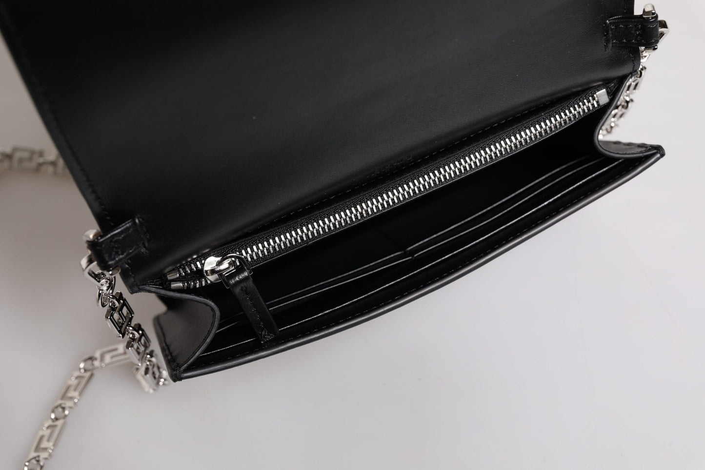 Bolso bandolera de piel de becerro negra con correa de cadena