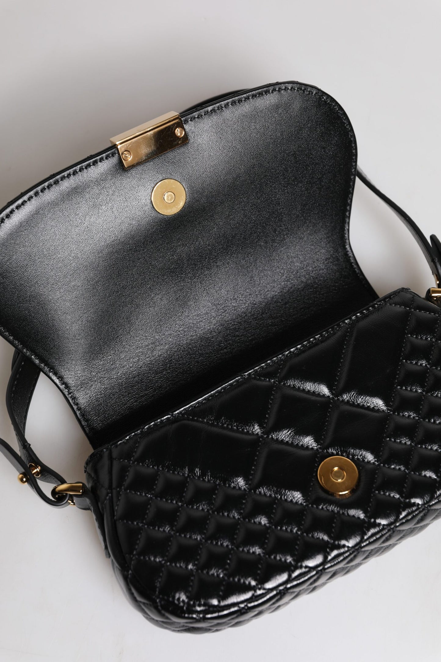 Bolso bandolera acolchado de piel de becerro negra